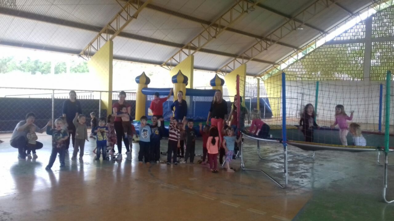 ALUNOS COMEMORAM O DIA DA CRIANÇA